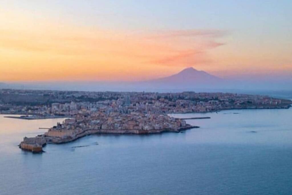 Sea-View Terrace & Bikes Moon Ortigia Holiday Home Сиракузы Экстерьер фото